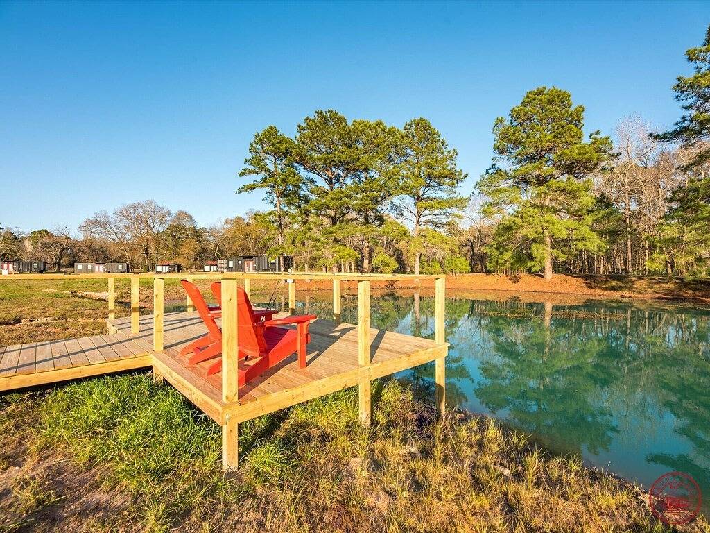 Smoke Shack-2 mins to Lake Conroe! Rooftop deck, Heated Pool, Fire Pit in Lake Conroe
