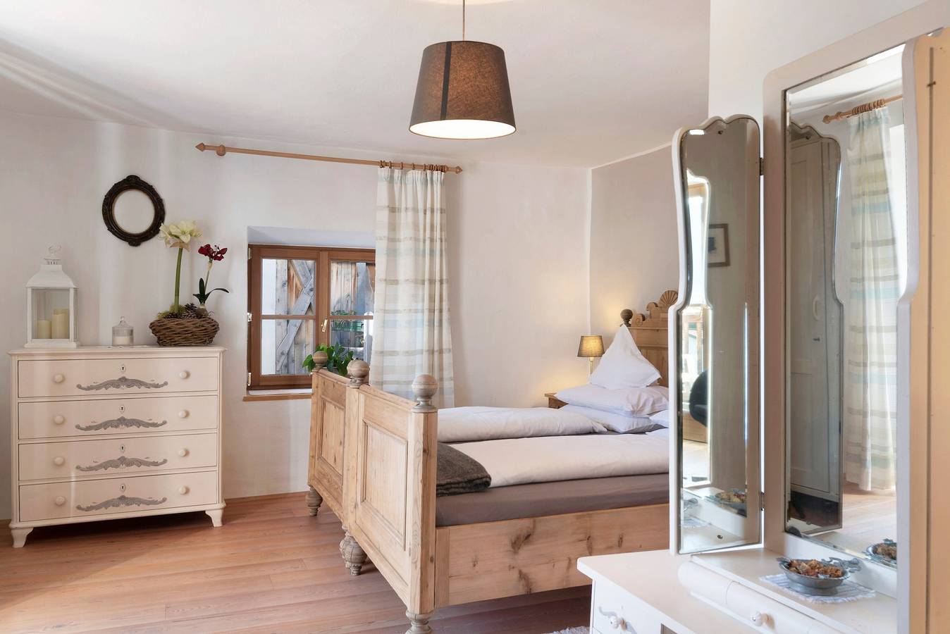 Appartamento intero, Storico appartamento vacanze Huber Stube con vista sulle montagne, balcone e Wi-Fi in Albions, Laion