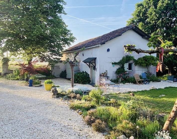 Gîte pour 4 personnes, avec piscine, adapté aux familles à Ronsenac