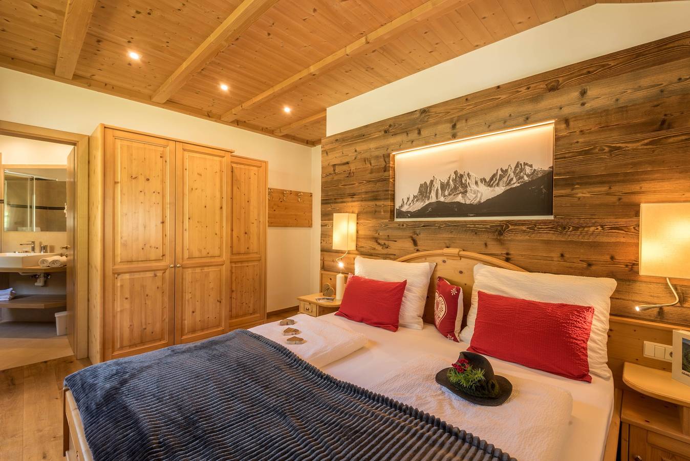 Entire apartment, Family-Friendly Apartment "Alpe Unterkehrhof" with Mountain View, Garden & Terrace in Lajen, Dolomiti Superski