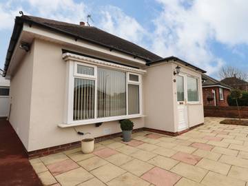 Holiday Home for 4 People in Lytham St Annes, Blackpool Pleasure Beach, Photo 1