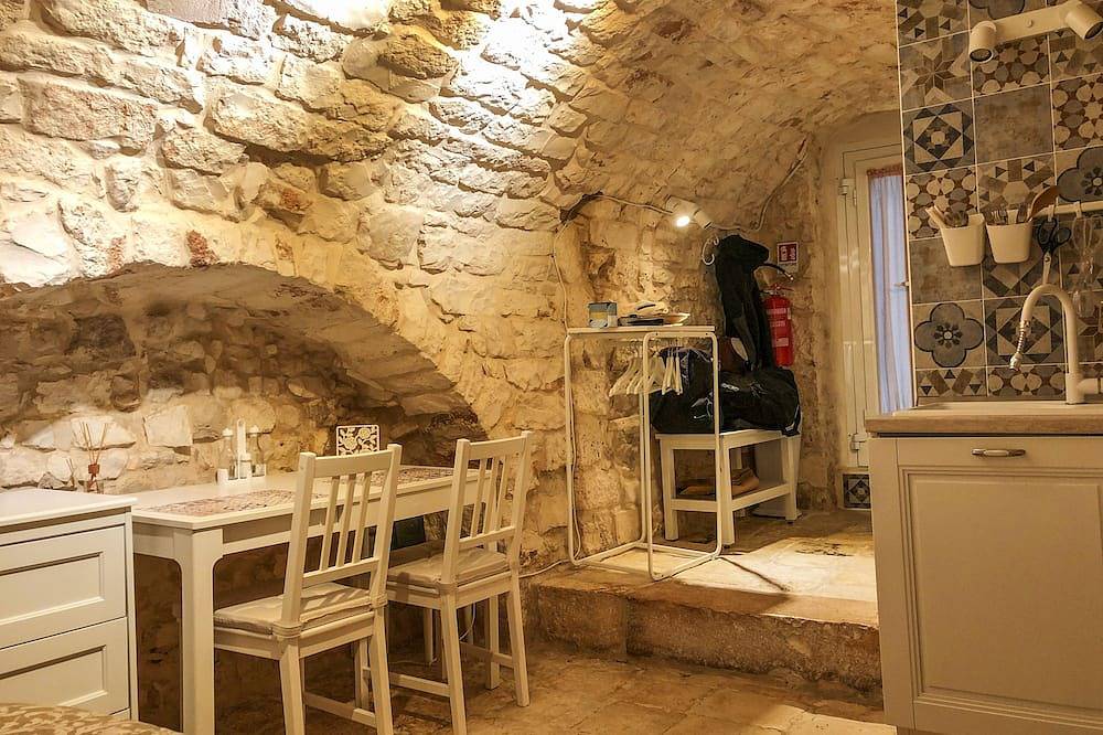Appartamento intero, Originaria abitazione totalmente in pietra e finemente ristrutturata. Una perla. in Conversano, Provincia di Bari