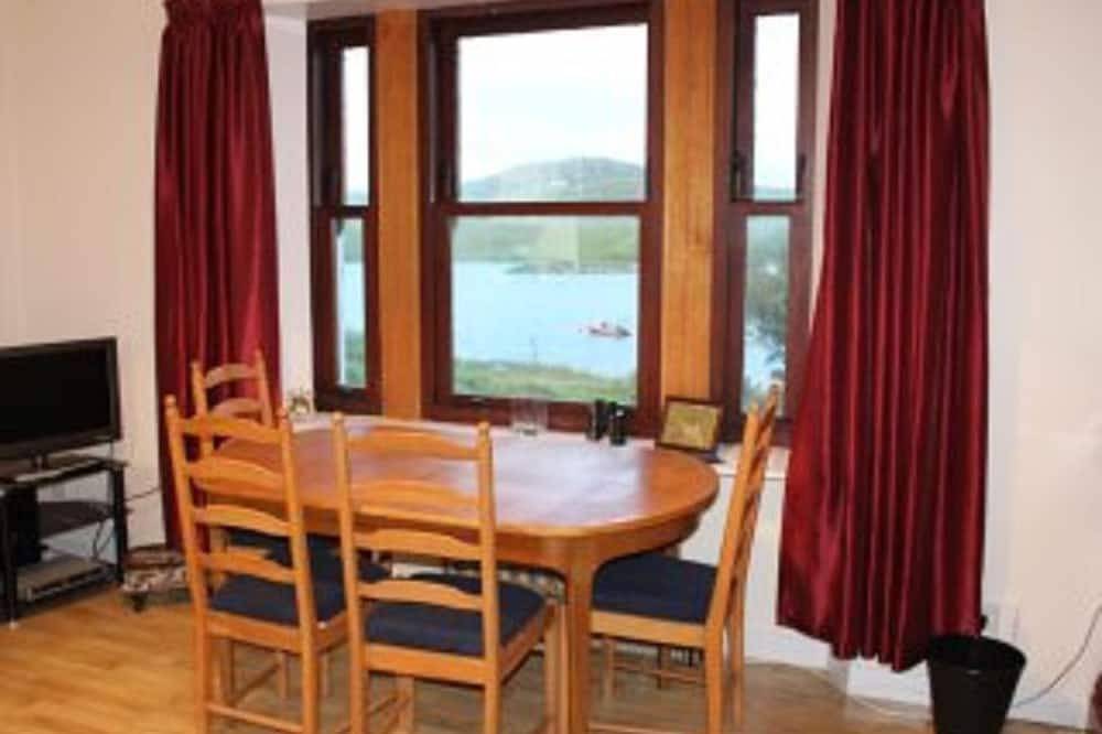 Freistehendes, geräumiges Cottage auf der Isle of Lewis in ruhiger Lage mit Blick auf den See in Lewis and Harris, Äußere Hebriden