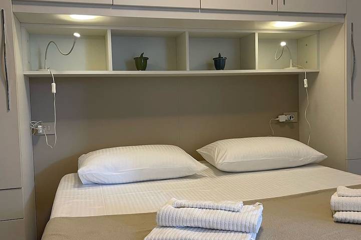 Appartamento intero, Appartamento fronte lago con piscina e WiFi in Santa Maria di Lugana, Sirmione