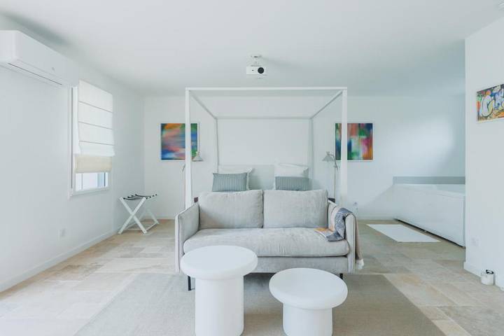 Gîte pour 2 personnes, avec terrasse et piscine ainsi que jacuzzi et jardin à Le Bernard