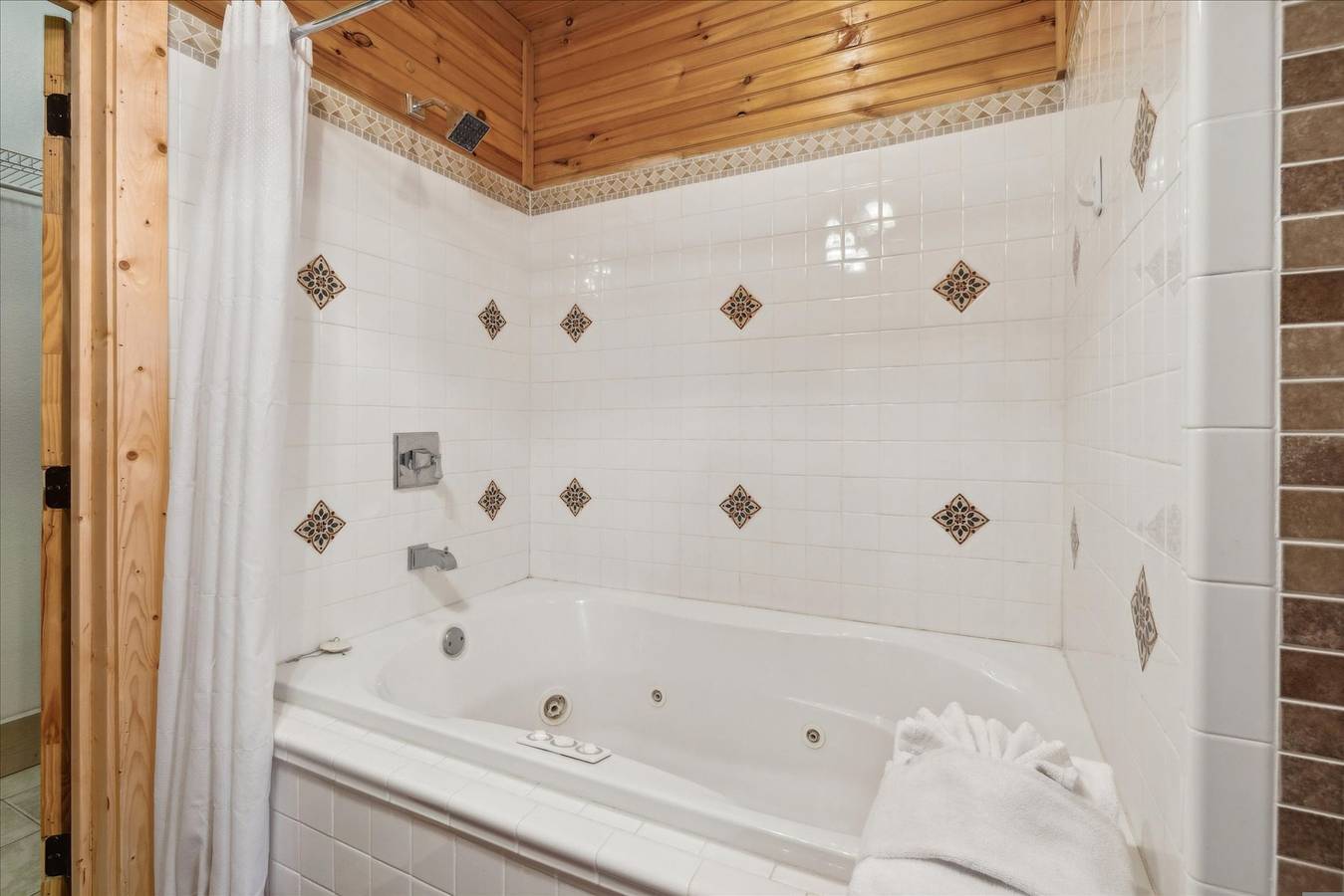 Spectacular home w/ Hot Tub, Fireplace, Jacuzzi  in Sevier County