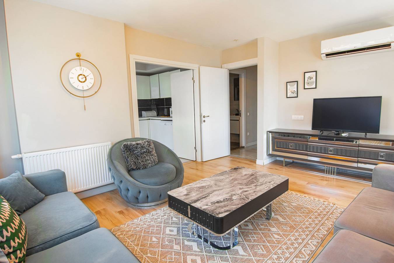 Entire apartment, Stylish cozy 3 bedr apart & balcony in Istanbul, Marmara region