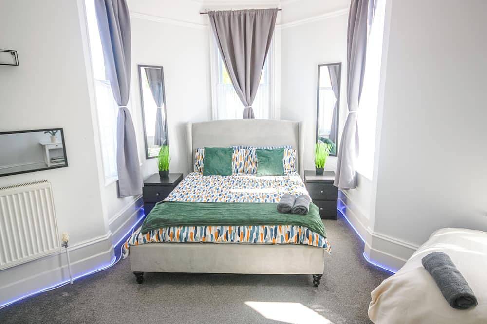 Entire apartment, Spacious Apt with Free Parking in Folkestone, Kent
