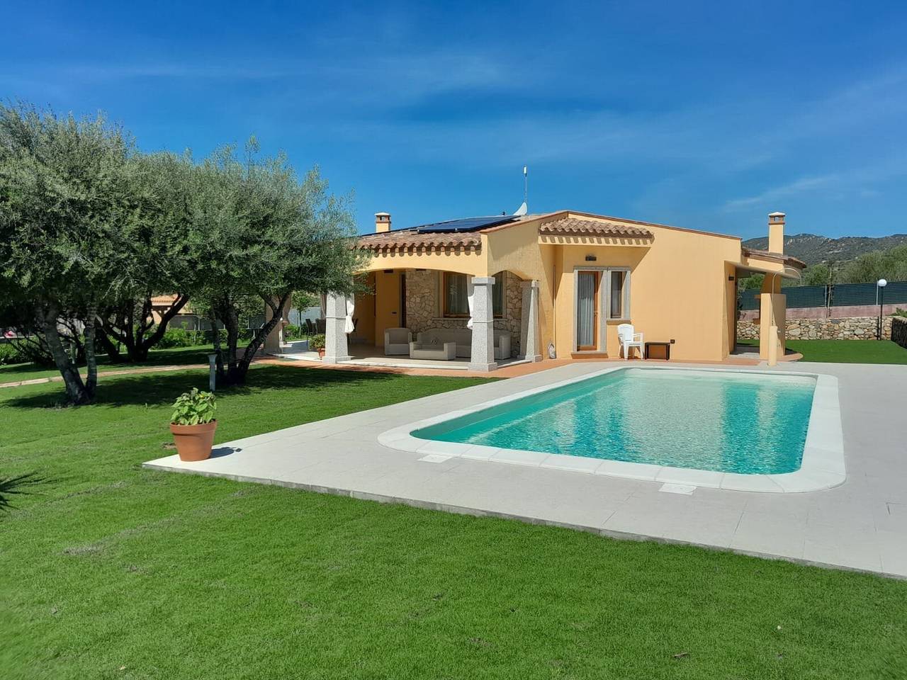 Villa 'Girasole' with Private Pool, Wi-Fi and Air Conditioning in Costa Rei, Muravera