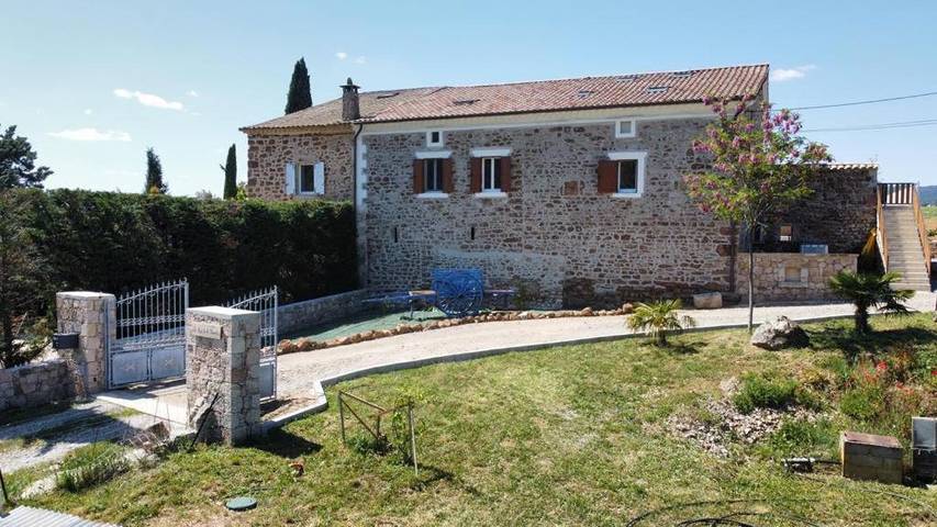 Location de vacances pour 10 personnes, avec vue ainsi que jardin et piscine à Vinezac - 3