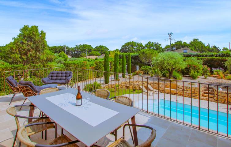 Luxury Apartment with Pool & Parking - 700m to Sarrians in Sarrians, Vaucluse