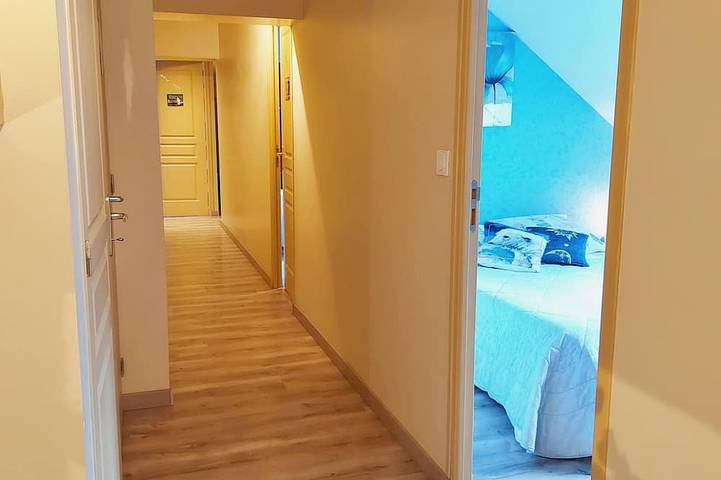 Gîte familial avec parc, jeux, étang de pêche, 6 chambres, 15 pers, proche commerces et activités in Carelles, Mayenne