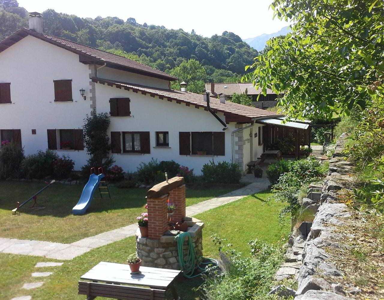 Ganze Wohnung, Ferienwohnung 'Jana' mit Bergblick, privater Terrasse und Wi-Fi in Peñamellera Alta, Sierra del Cuera