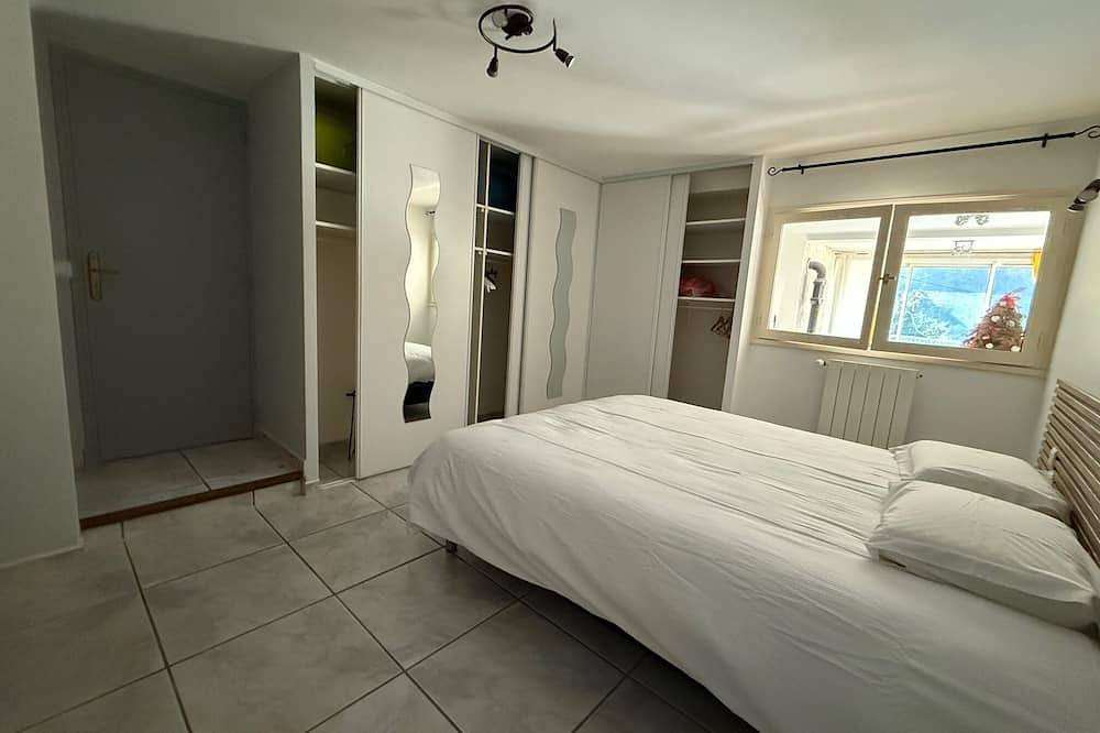 Apartamento entero, Type 2 apartment in the heart of the Provencal countryside with swimming pool and parking lot in Auriol, Marsella region
