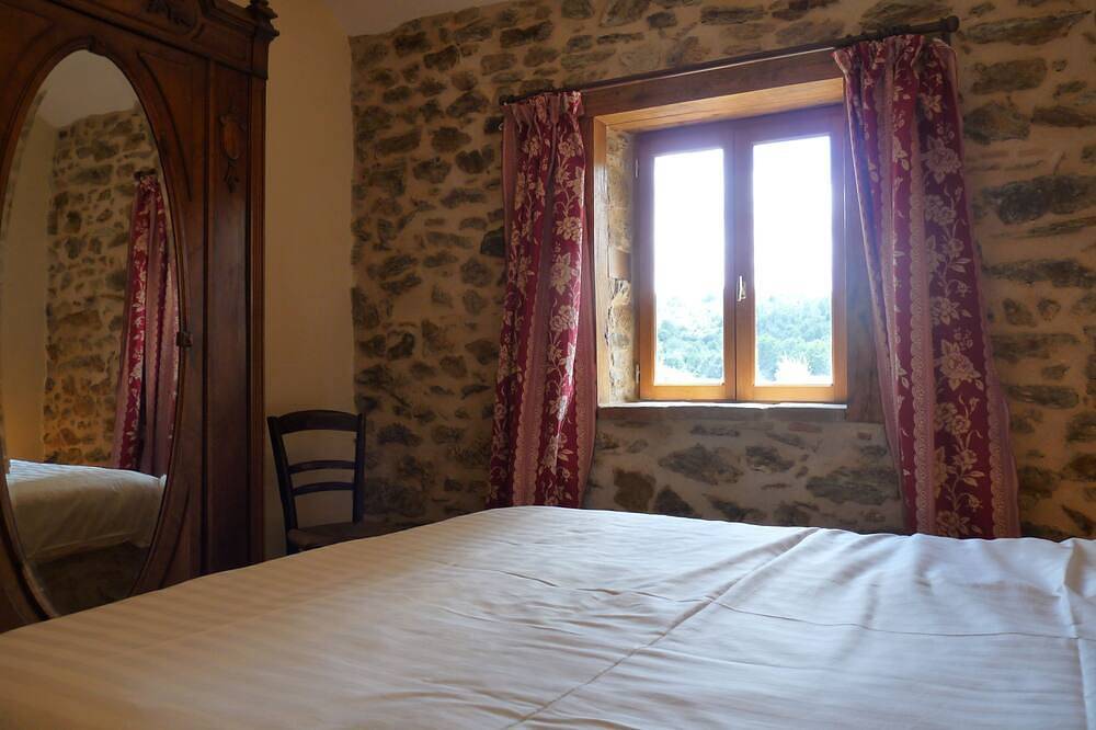 River View Cottage with private heated pool and garden, at Chez Bigot in Busserolles, Parc naturel régional Périgord-Limousin
