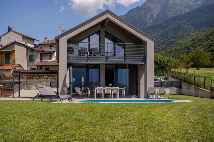 Villa per 8 persone, con piscina e vista lago nonché giardino e panorama in Colico