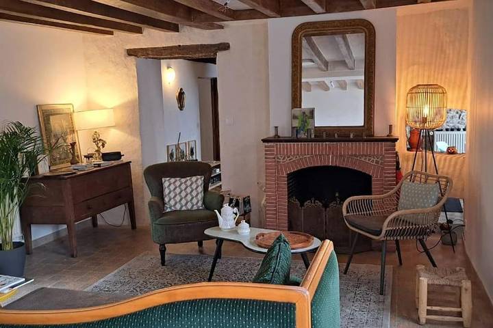 Vakantiehuis voor 6 personen, with uitzicht op het meer and zwembad as well as uitzicht and tuin in Bourgondië