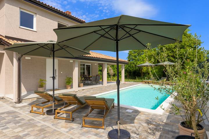 Ferienhaus für 6 Personen, mit Terrasse und Pool