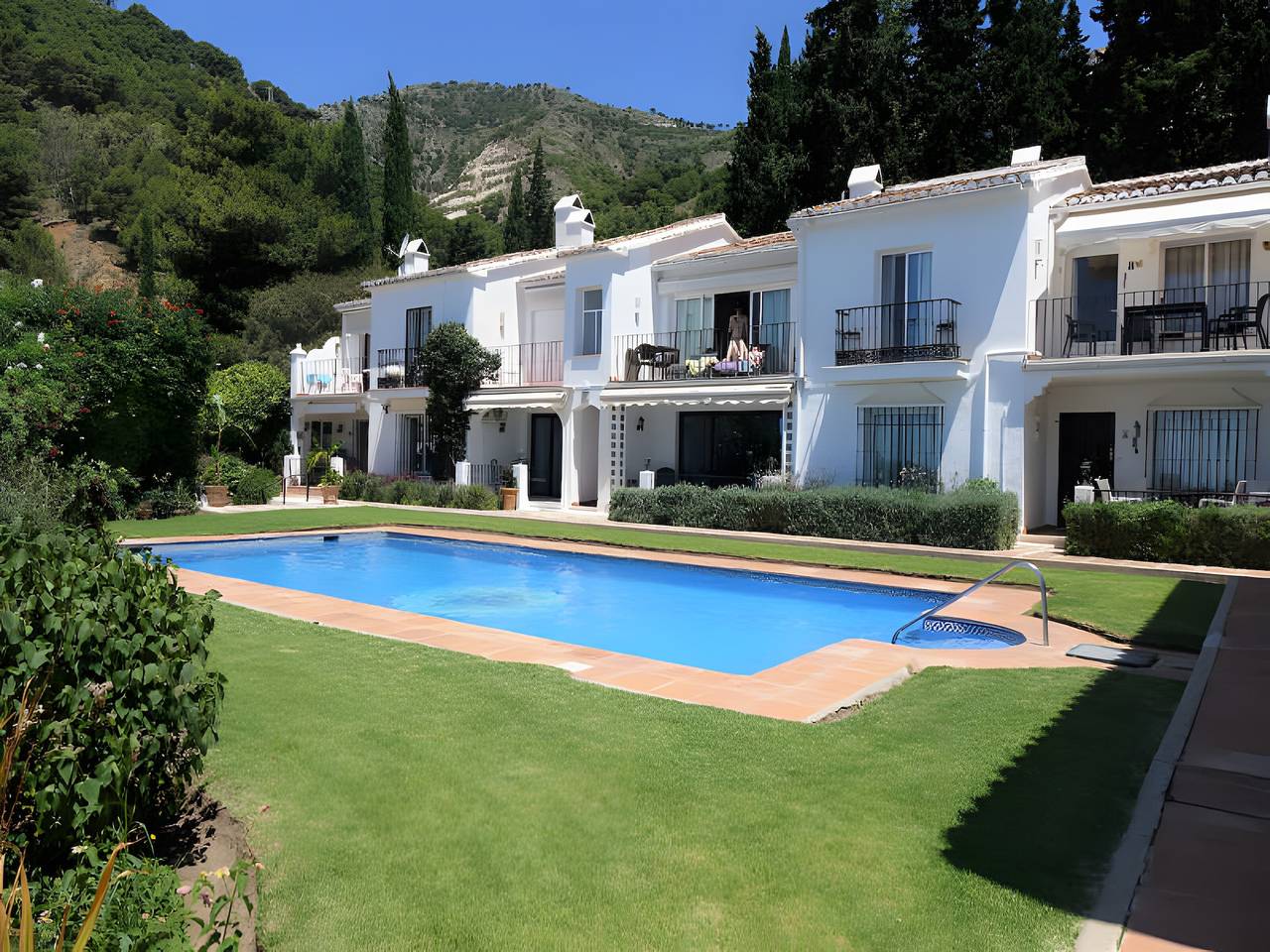 Entire apartment, Apartment 'Residencia La Fuente' with Shared Pool, Wi-Fi and Air Conditioning in Mijas, Costa del Sol