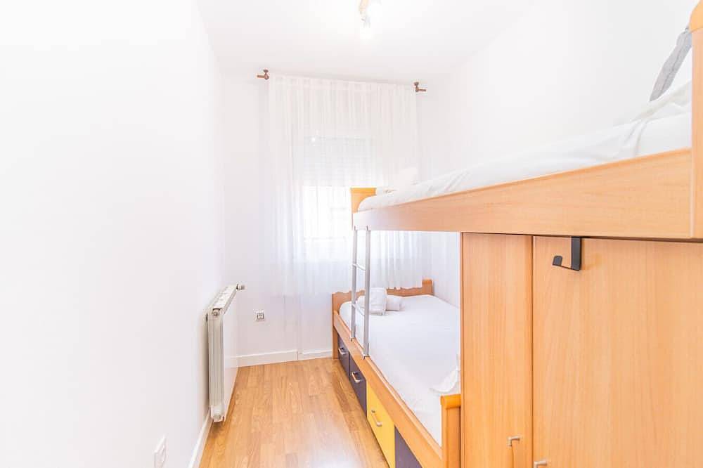 Entire apartment, Pyrenees Escape with Terrace & Bbq in Sabiñánigo, Spanish Pyrenees