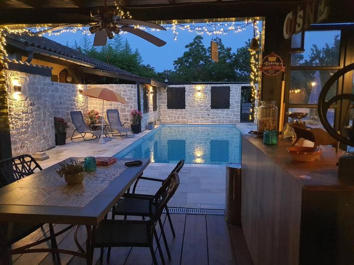 Location de vacances pour 2 personnes, avec vue ainsi que terrasse et piscine, animaux acceptés à Montfermier