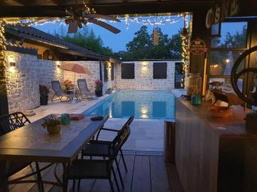 Location de vacances pour 2 personnes, avec terrasse ainsi que vue et piscine, animaux acceptés à Montfermier