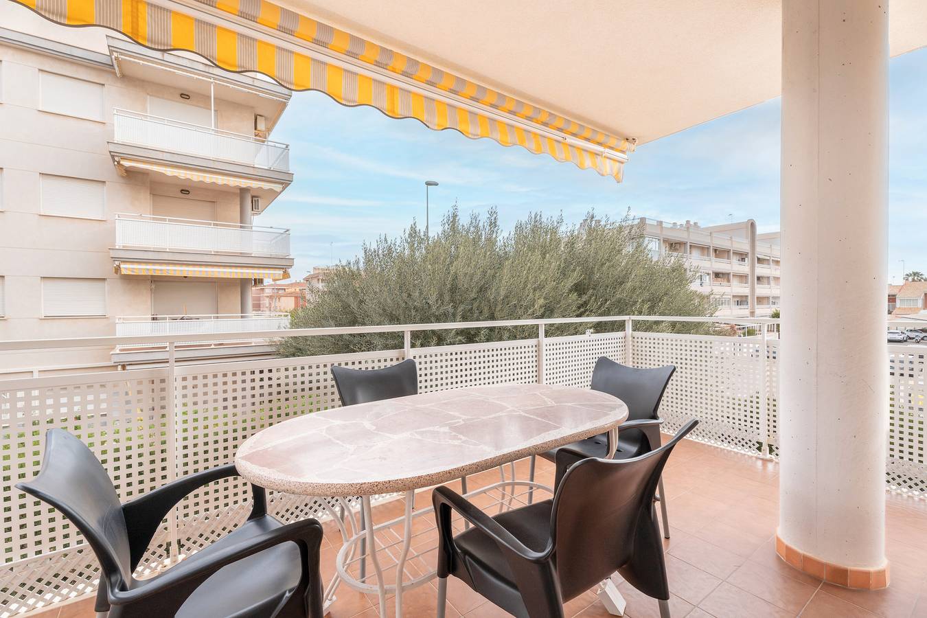 Apartamento entero, Apartamento 'En Canet' con piscina compartida, Wi-Fi y aire acondicionado in Canet de Berenguer, Costa de Valencia