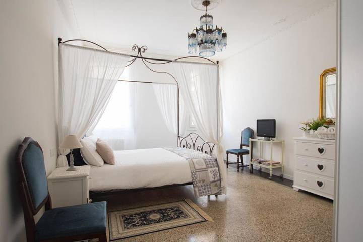 Gîte pour 5 personnes, avec Balcon et Terrasse ainsi que Jardin et Vue dans Basilica Of San Pietro Di Castello