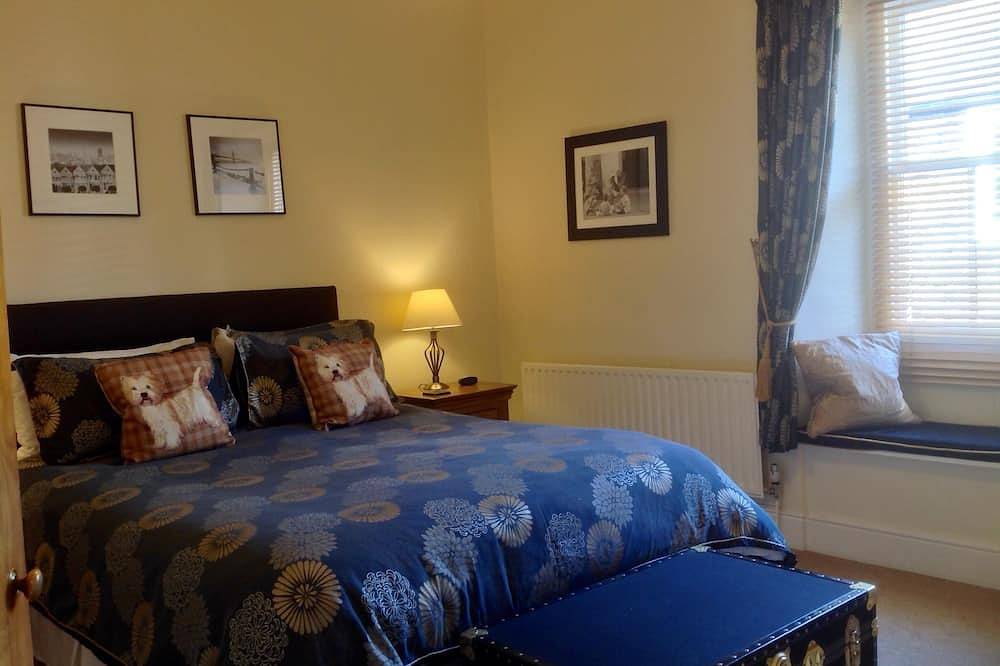 Traditional Lakeland Slate Cottage, Pets Welcome in Bowness-on-Windermere, Lake District