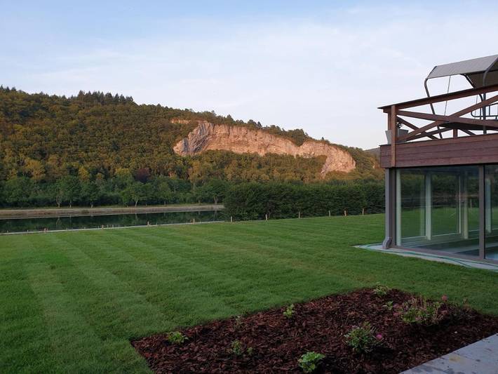 Gîte pour 4 personnes, avec Balcon et Jacuzzi ainsi que Terrasse et Jardin dans Hastière-par-delà