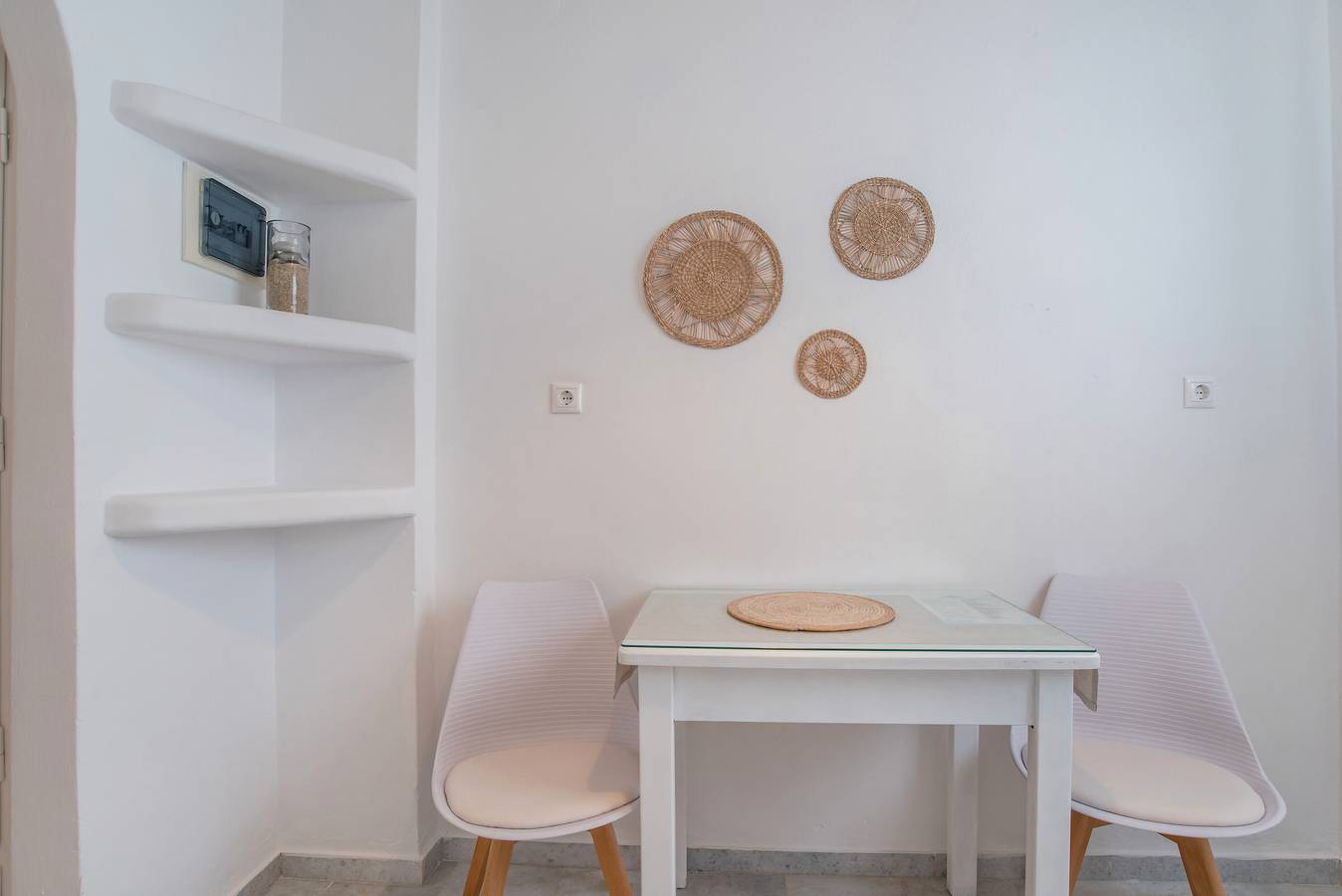 Entire apartment, Apartment 'Maroulis Studios - Studio 2' with Private Garden, Wi-Fi and Air Conditioning in Cyclades