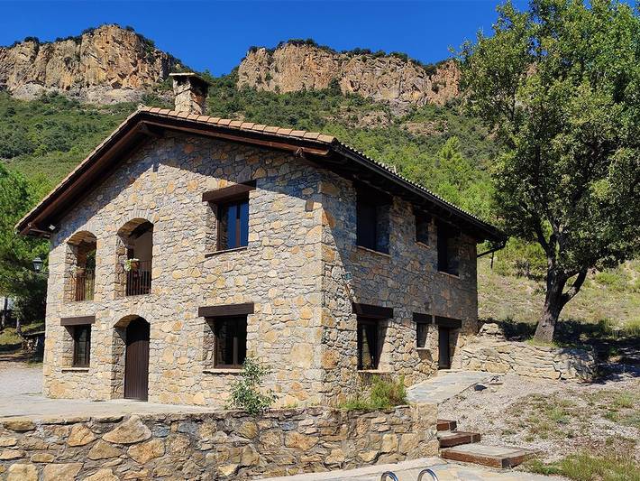 Casa rural con piscina para 10 personas, con Balcón/Terraza además de Jardín y Piscina en Provincia de Lleida