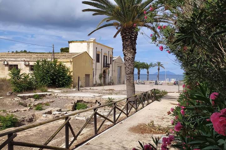 Enchanting 19th century Baglio with garden 15 meters from the sea Baglio Paola 1 in Marsala, Provincia di Trapani