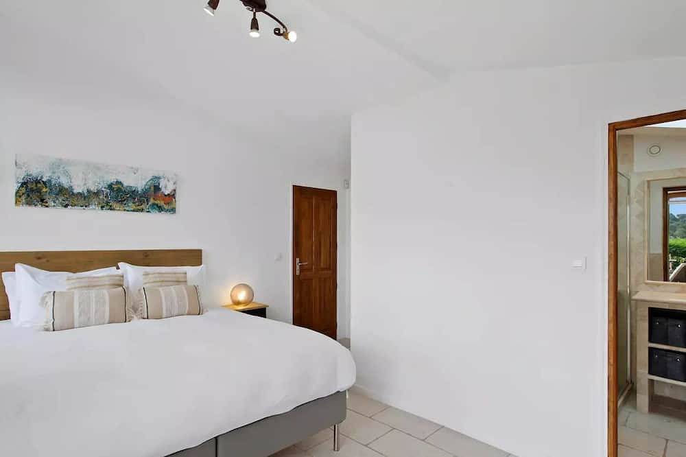 Modern Villa with Sea Views within Walking Distance to Biot Village in Biot, Cannes region