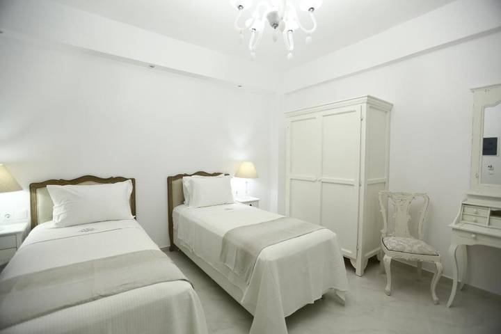 Chambre d’hôte pour 3 personnes, avec terrasse dans Adamas - 2