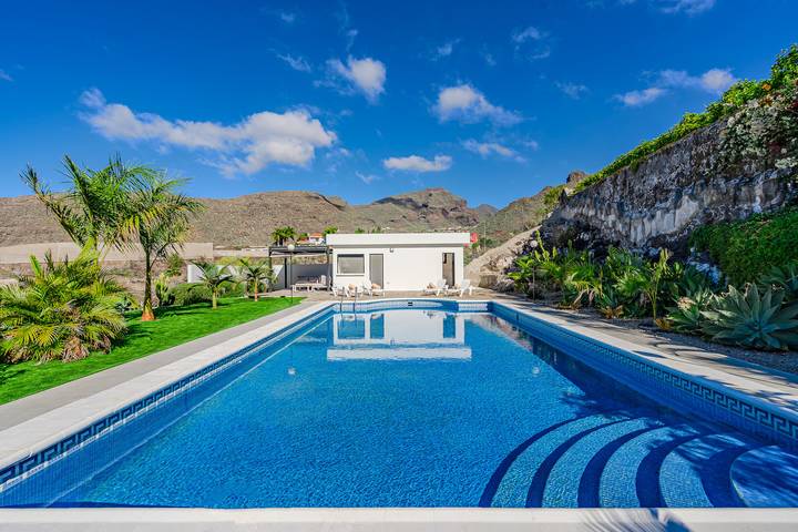 Location de vacances pour 8 personnes, avec jardin et balcon dans Tamaimo