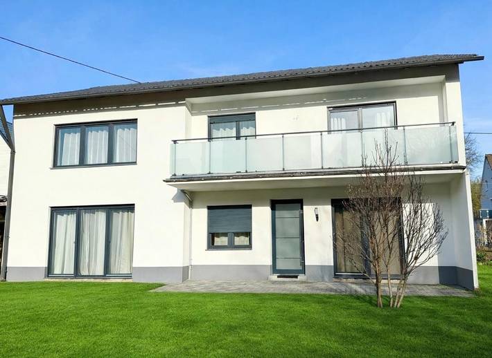 Ferienwohnung für 12 Personen, mit Balkon und Terrasse sowie Garten und Ausblick in Kreuztal