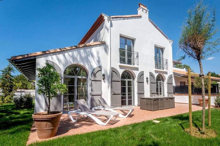 Parc de vacances pour 8 personnes, avec terrasse et piscine, animaux acceptés dans Plage La Milady - 3