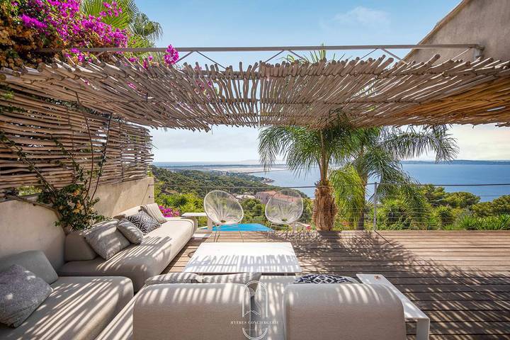 Gîte pour 8 personnes, avec jardin ainsi que piscine et terrasse, adapté aux familles dans Plage Font Brun Carqueiranne - 2