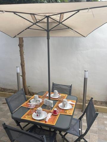 Ferienwohnung für 2 Personen, mit Terrasse und Garten sowie Ausblick in Aradeo