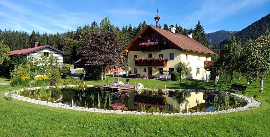 Ferienwohnung für 6 Personen, mit Ausblick und Garten sowie Seeblick und Pool in Abtenau