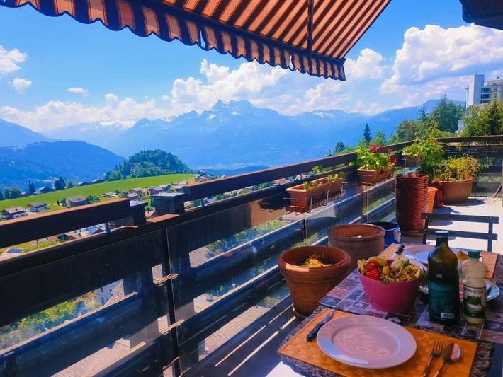 Ferienwohnung für 6 Personen, mit Balkon und Whirlpool sowie Terrasse und Pool in Leysin