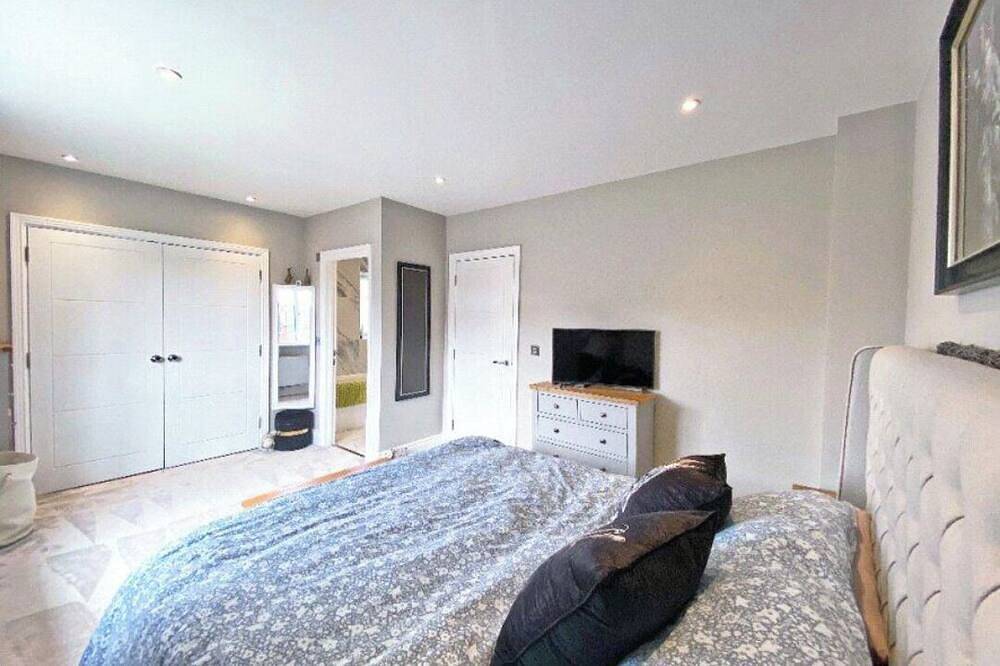 Near London & Guildford 3 Bed 3 Bath house. Families, contractors & short stays in Ash (Guildford), Guildford
