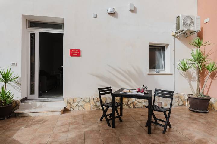 Apartamento inteiro, Apartamento 'Home La Chiaretta' com terraço privado, Wi-Fi e ar condicionado in Buseto Palizzolo, Trapani (província)
