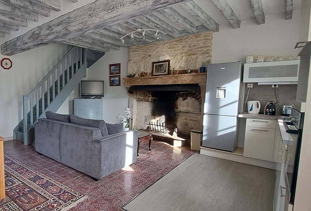 Three-Bedroom House in Druyes-les-Belles-Fontaines, Région d'Auxerre