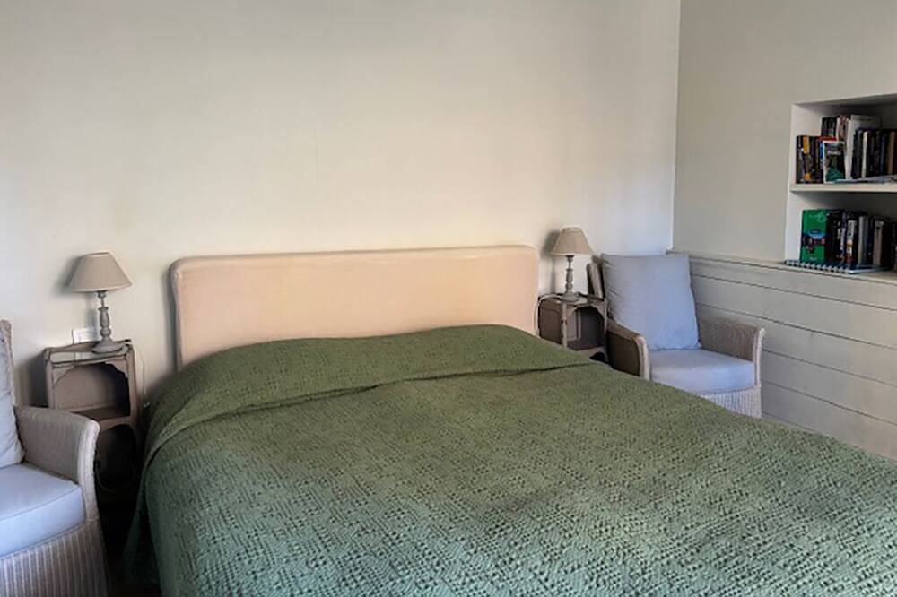 Appartement entier, Appartement calme sur cour dans le village de Lourmarin in Lourmarin, Parc naturel régional du Luberon