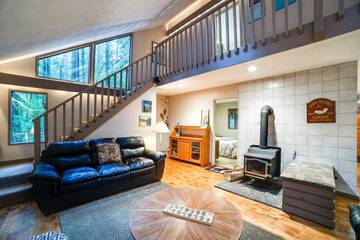 Log Cabin for 10 Guests in Glacier, North Cascades National Park, Picture 1