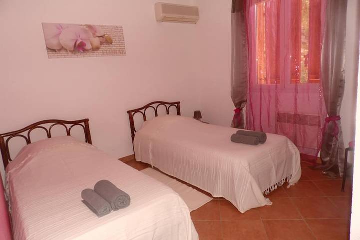 Location de vacances pour 6 personnes, avec terrasse et jardin dans Sainte-Lucie de Porto-Vecchio - 3