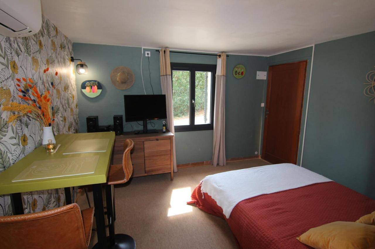 Double Room with Private Bathroom in Sauveterre, Région de Nîmes