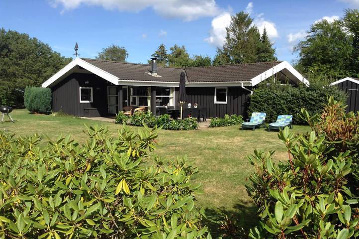 Feriehus for 8 personer, hage og sauna i tillegg til jacuzzi og terrasse i Hornbæk